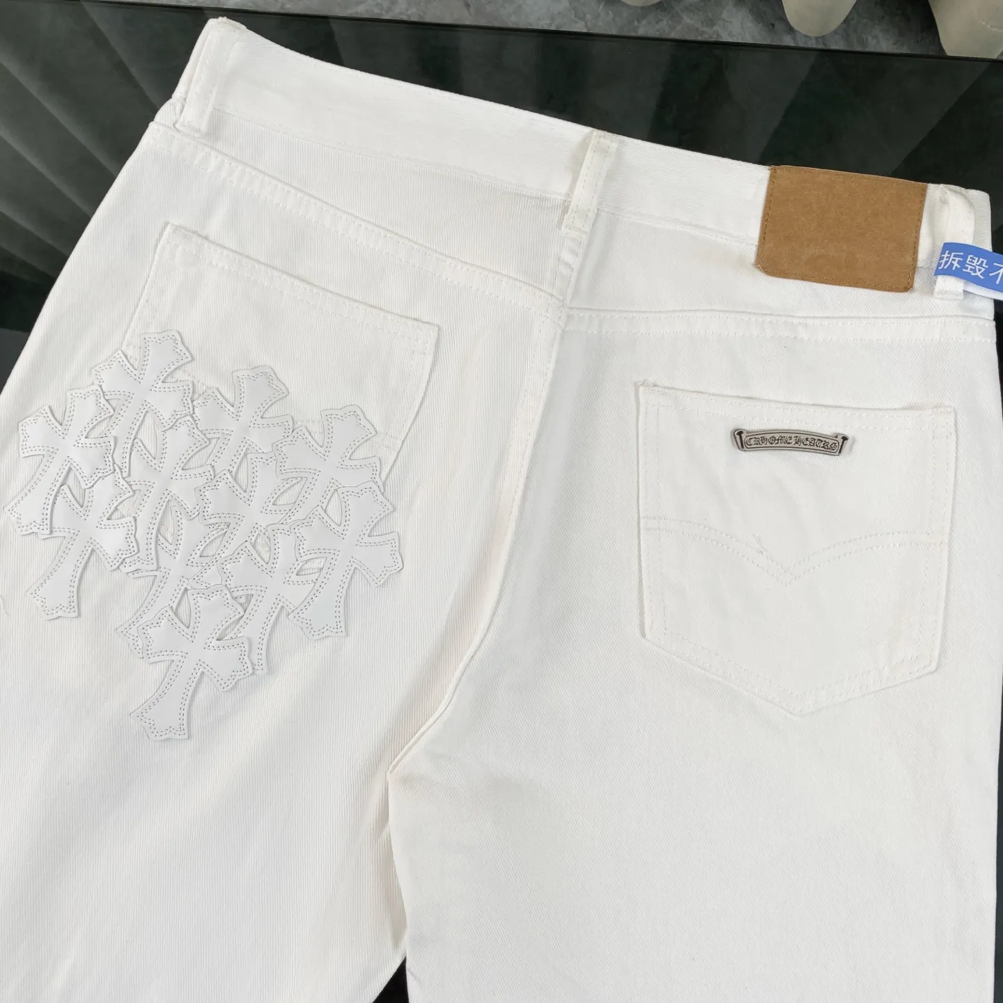 P270 chrome hearts new style white leather jeans vi Top heavy industry fashionable design] Consistent high street luxury style creation. Speaking of this style, the Zangyin family and GU family are definitely the leading representative brands. Especially the Zangyin family has really achieved a state-of-the-art effect in creating high street style. The unique washed material is used to create this style. The color system is quite eye-catching. After it is decorated with patchwork cross flowers, it cleverly highlights the charm of the brand. Secondly, this style uses classic The classic high-waist cutting design highlights the long legs and fashionable temperament of the upper body. The brand is highly recognizable and the slim fit configuration is more suitable for daily wear. It is a product that interprets personality, fashion, and specifications at a glance. This single product is enough to make any fan excited. It can be a white T-shirt for youthful preppy style, or a tight suspender for lady style. It has strong matching ability and can be easily controlled by men.  [Materials and craftsmanship] Needless to say, this point goes without saying. As an excellent craftsman brand, Zangyin’s requirements for details and craftsmanship are really perfect. The washed color of this model has gone through so many processes, not to mention the embellishment of denim appliques. It is also purely hand-made and sewn. Just like what they believe in, only hand-made things have soul and have the meaning of wear. A top-notch heavy-duty fashionable denim item, I look forward to your perfect interpretation! !  Size:28-36